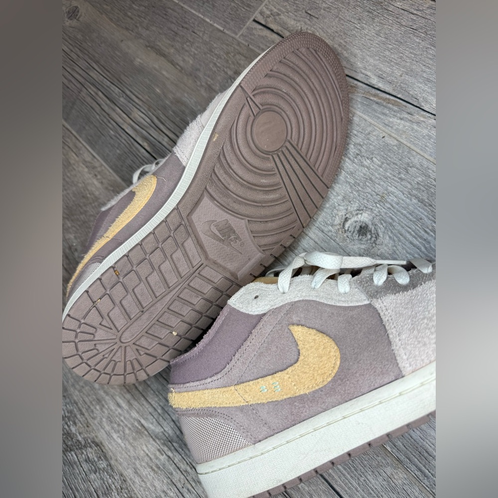 Jordan Low SE Craft - Picture 2 of 5